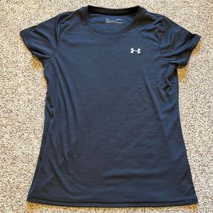 Under Armour NWOT. womens heat gear short sleeve athletic top